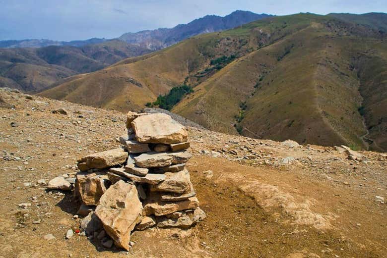 La cima de la montaña con la vista del valle al fondo