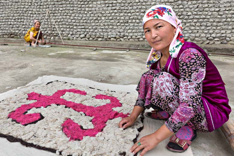 Mujer tejiendo tela en el Valle de Ferganá