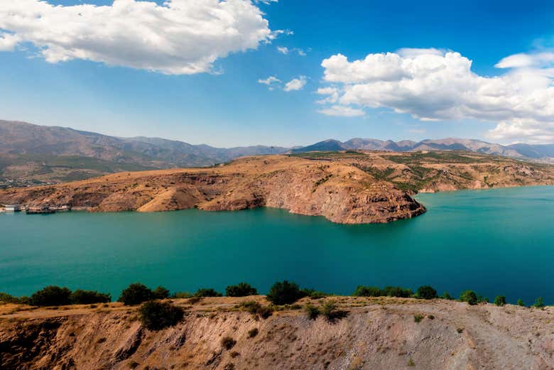El lago Charvak, un impresionante embalse rodeado de montañas