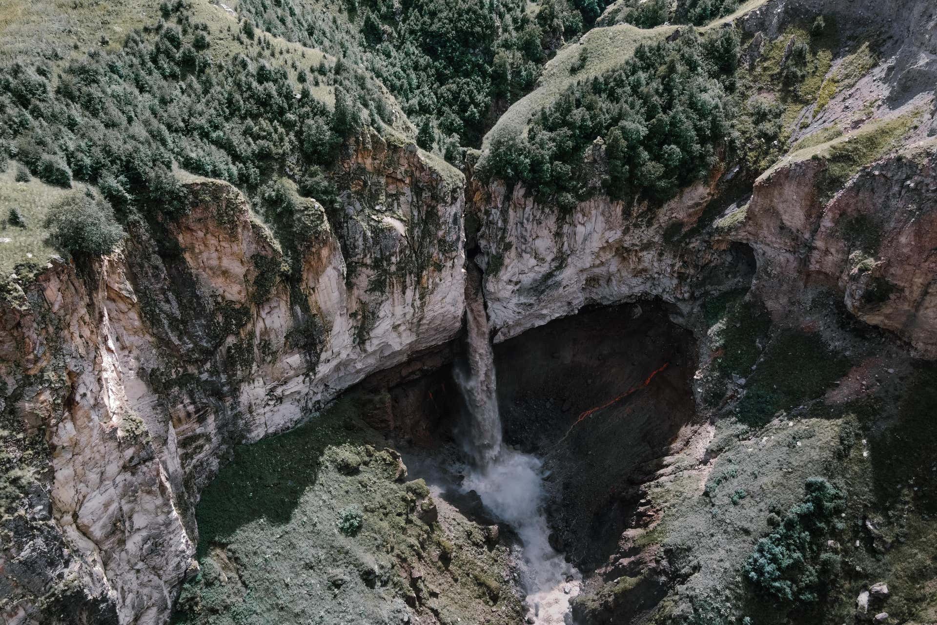 Kyzylsu River Hiking Tour
