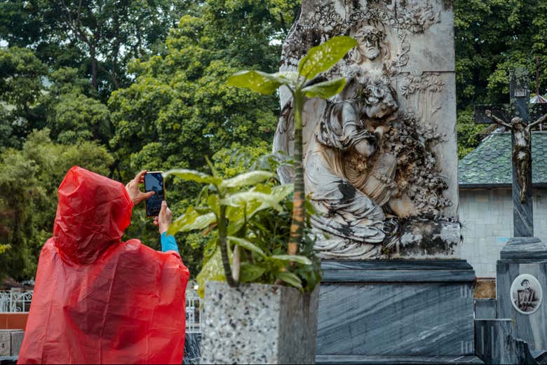 Fotografiando una de las esculturas del cementerio