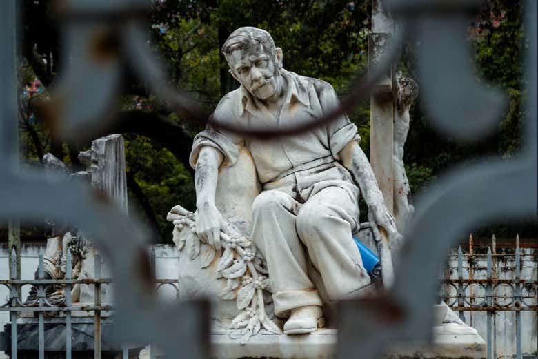 Una escultura de un minero en el cementerio venezolano