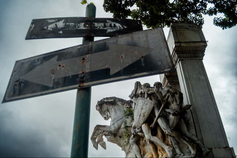 Estatua ecuestre en el Cementerio General del Sur