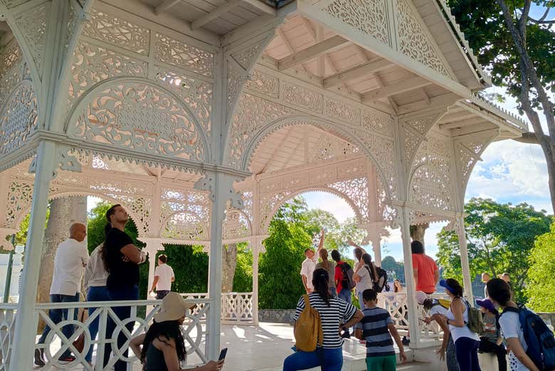 Explorando uno de los monumentos de El Calvario