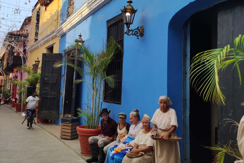 Mujeres con el traje local en las coloridas calles de La Guaira