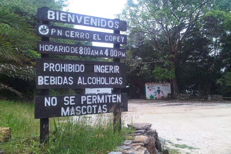 Carteles que indican el inicio de la ruta de trekking
