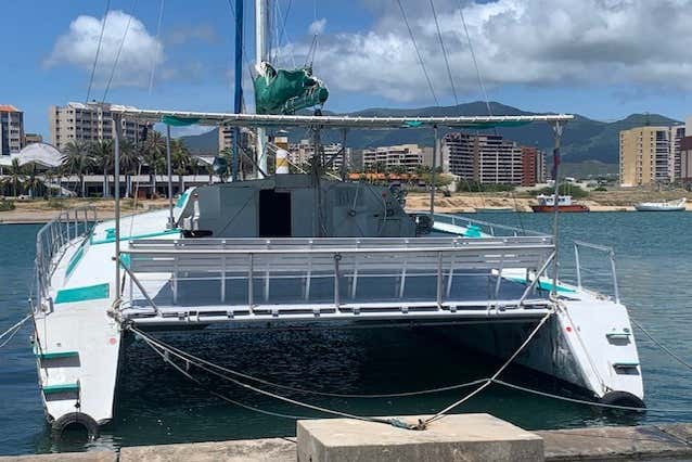 Il catamarano vi aspetta per salpare verso l'isola di Coche