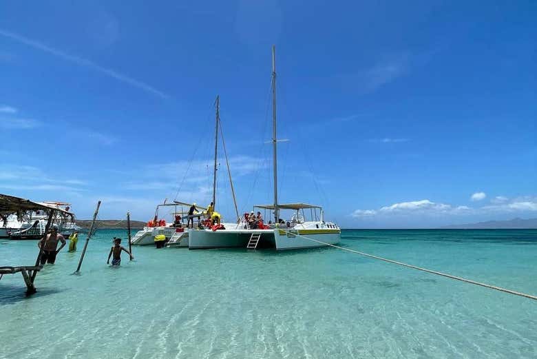 El catamarán desembarcando en la isla de Cubagua