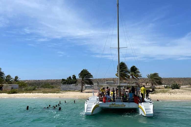 El catamarán llegando a la playa de la isla de Cubagua