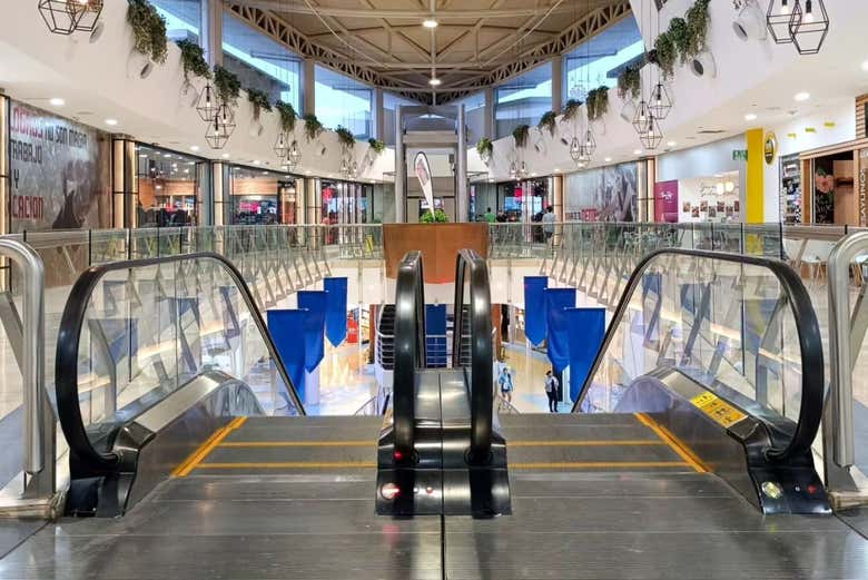 Vous parcourrez le centre commercial de fond en comble