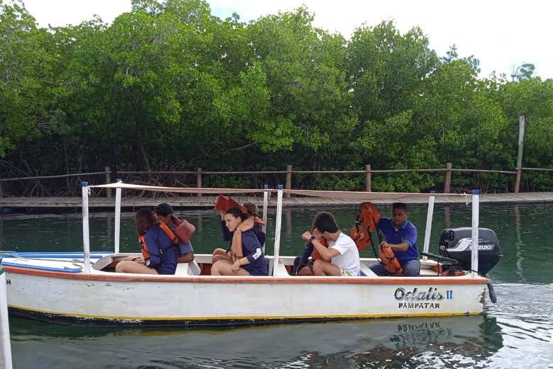 Dando un paseo en barca por la Laguna de la Restinga