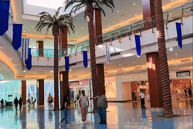 Place intérieure du centre commercial La Vela