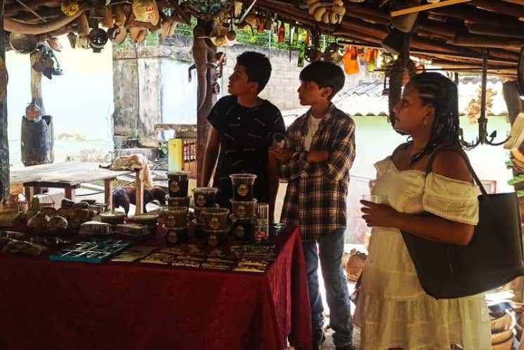 Visitando dei negozi di artigianato