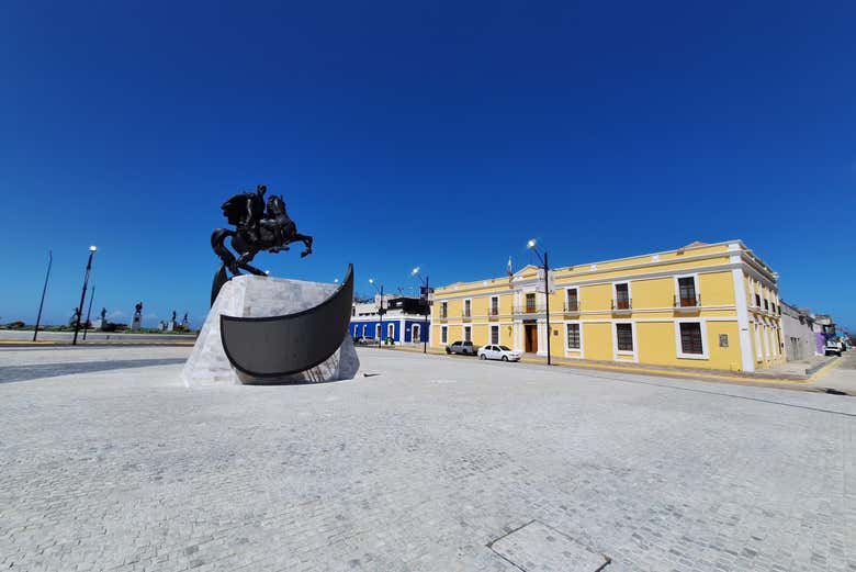 Stroll through Plaza Bolívar