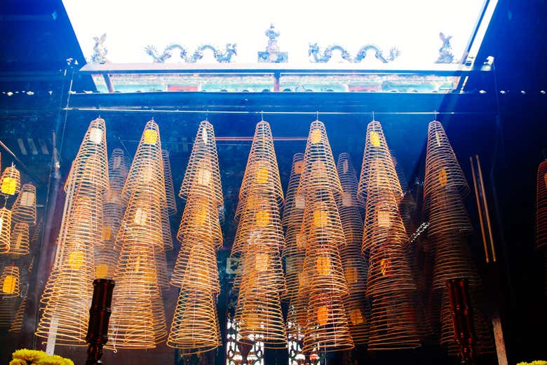 Espirales de incienso dentro de un templo
