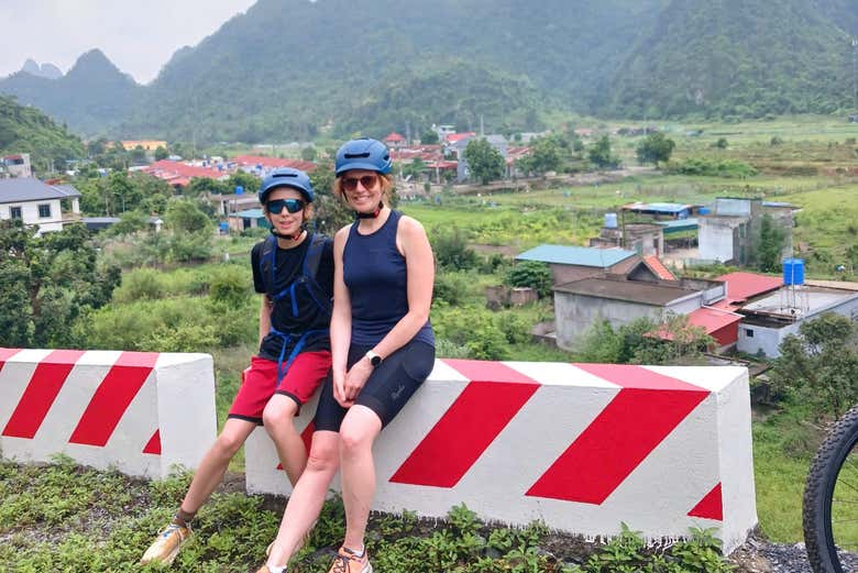 Photo souvenir avec un village en arrière-plan