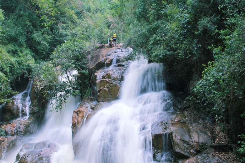 Listo para bajar por la cascada