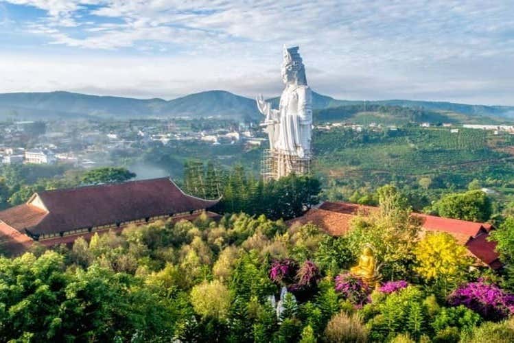 Estatua en la pagoda Linh An
