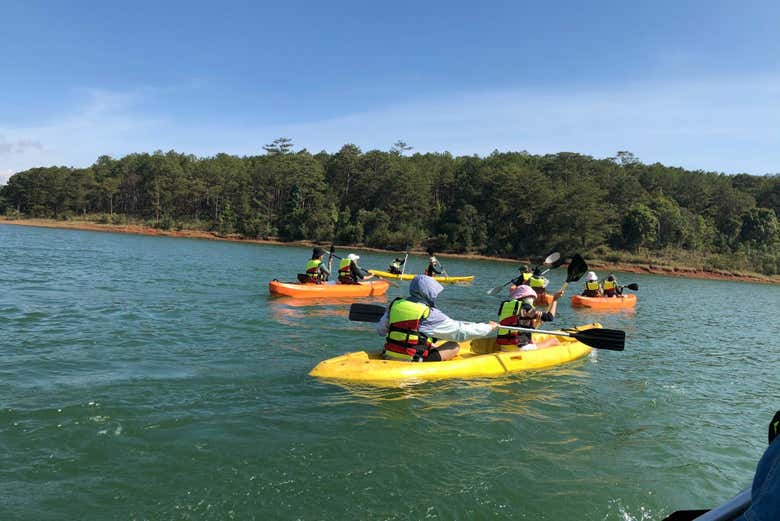 Durante el tour en kayak por el lago