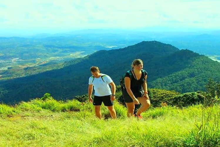 Disfrutando del trekking por la montaña Langbiang