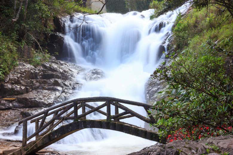 Puente frente a la cascada Datanla