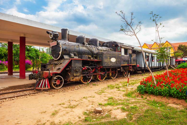 Treno a vapore nell'antica stazione di Da Lat