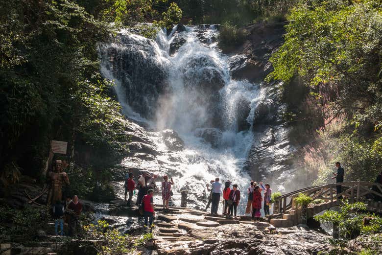Admirando la cascada Datanla