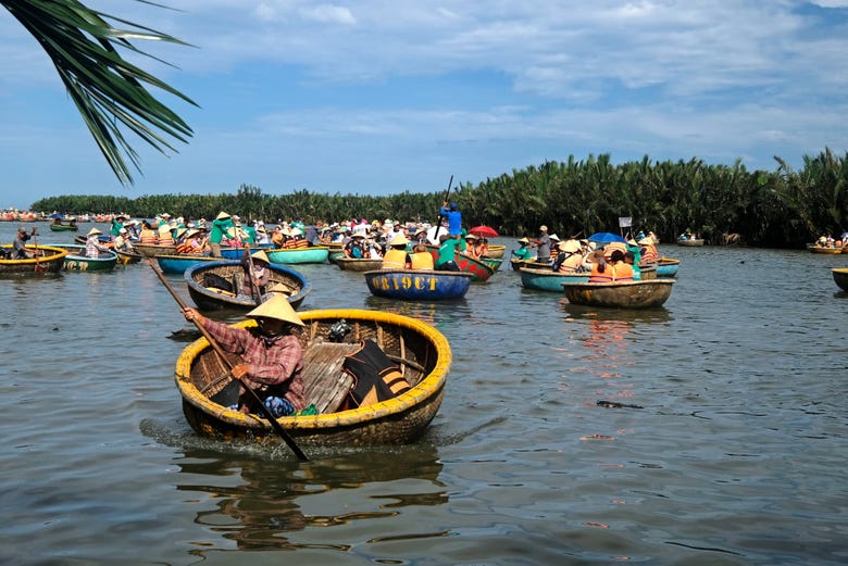 Barcas por el bosque cocotero de Bay Mau