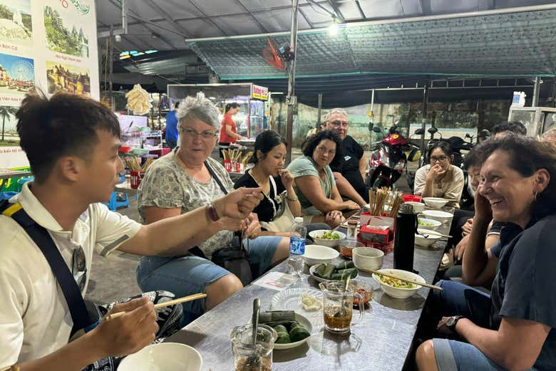Disfrutando de la comida vietnamita en un mercado