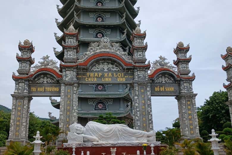 La bonita entrada de la Pagoda Linh Ung