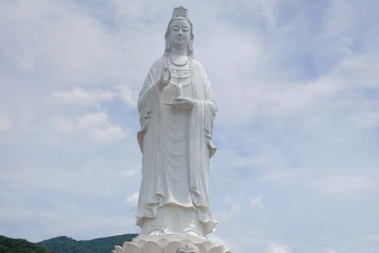 La estatua de buda femenina mide más de 67 metros