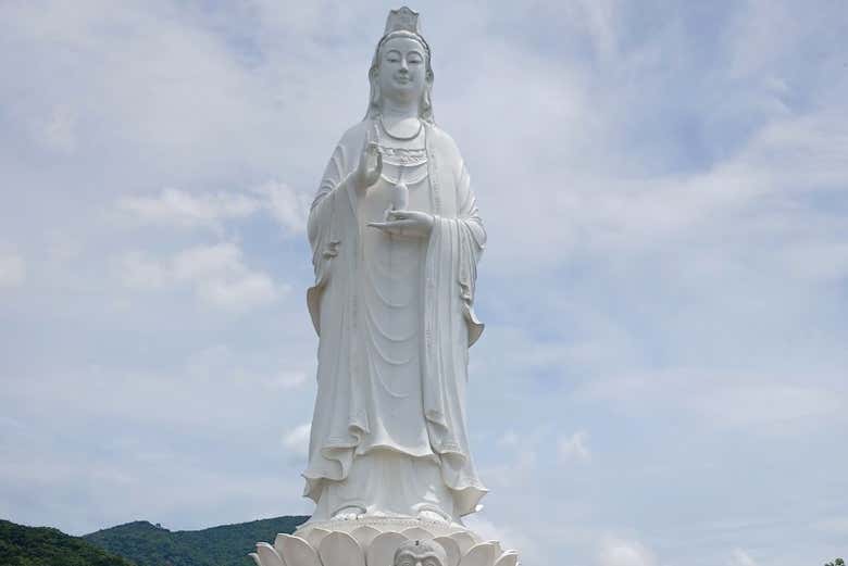 Estatua gigante de Guanyin, la diosa budista de la misericordia