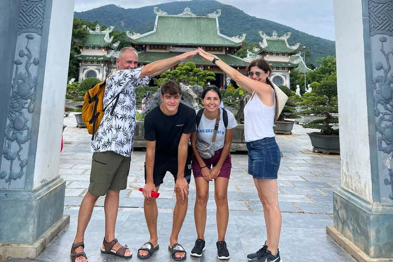 Una familia en la pagoda Linh Ung