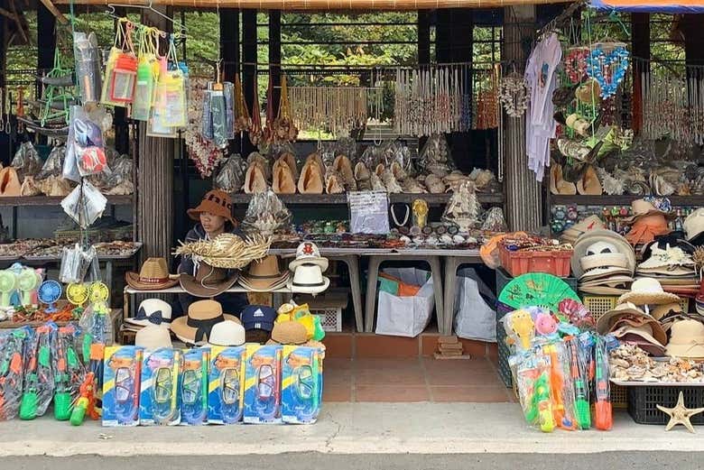 Un puesto de souvenirs en la Isla Cham