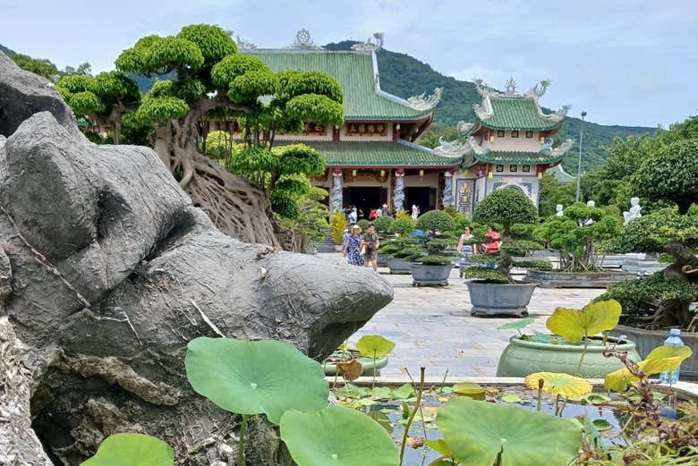 Jardines junto a la pagoda Linh Ung