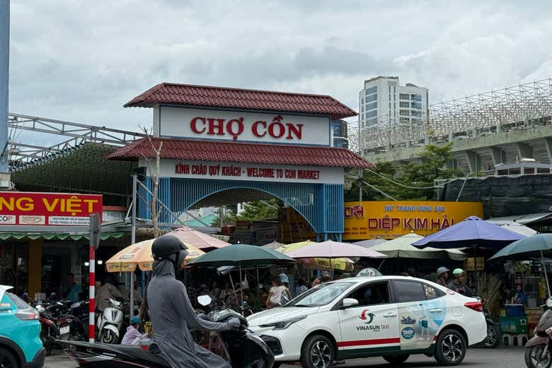 Recorriendo las animadas calles de Da Nang en moto