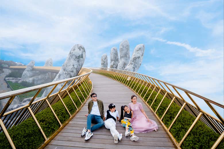 Famille posant sur le Pont d'or de Da Nang