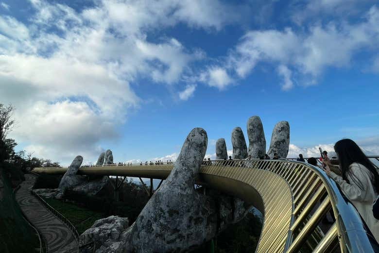 Caminando por el Puente de las Manos