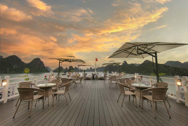 A paisagem durante o pôr do sol na baía de Ha-Long