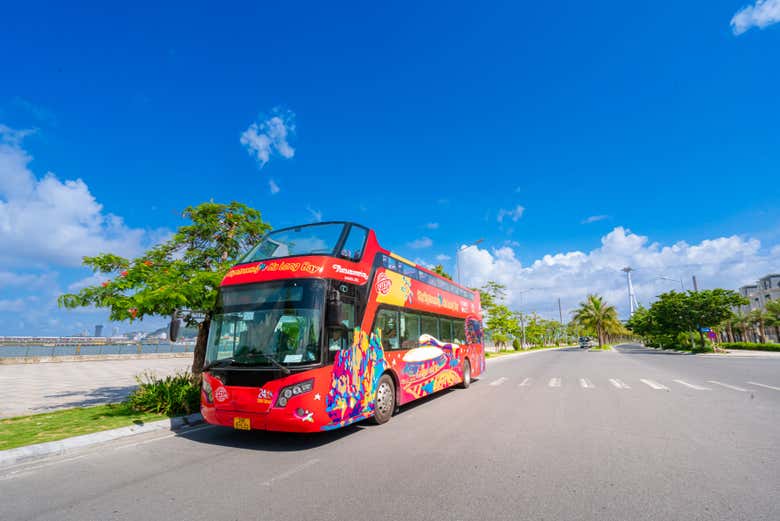 El autobús turístico pasando junto a la playa de Ha Long