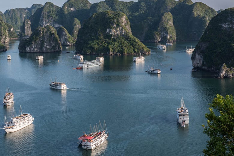 Barcos en la bahía de Ha Long