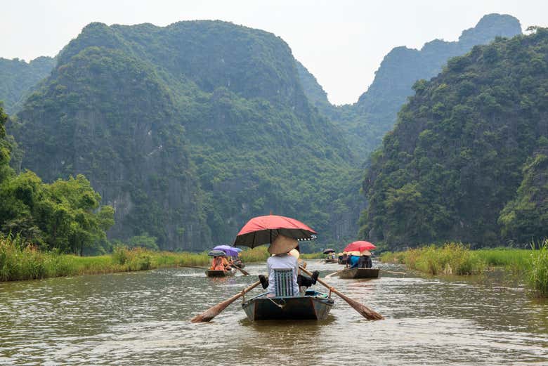 Paseando en barco por Tam Coc