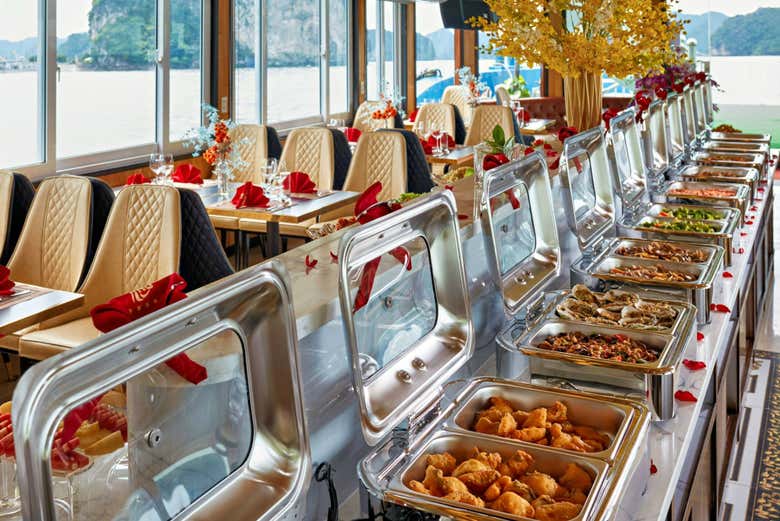 Buffet no barco pela Baía de Ha Long