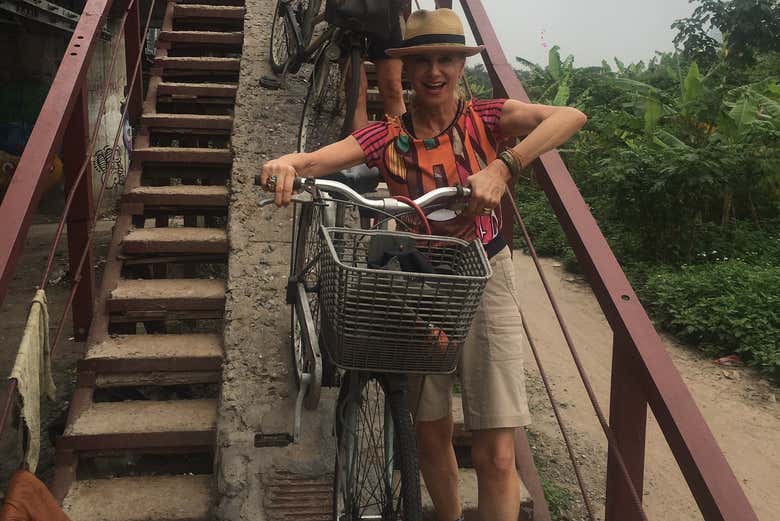 Turista recorriendo Hanói en bicicleta