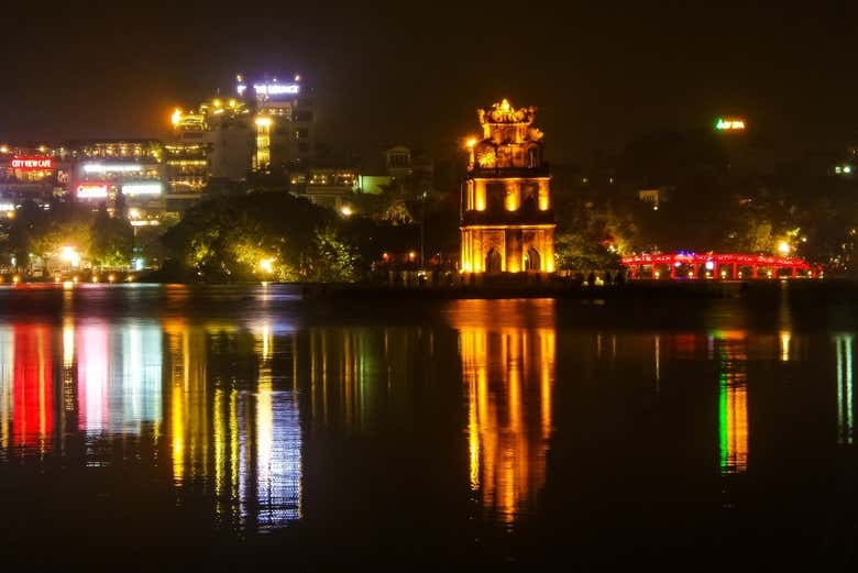 El Lago Hoan Kiem resulta aún más bello al caer la noche