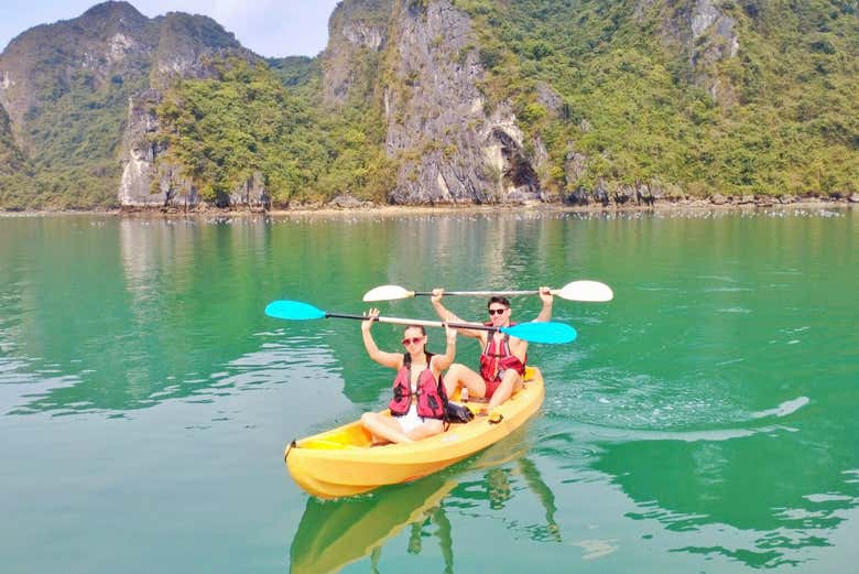 Desfrutando de uma rota de caiaque pela Baía de Ha Long