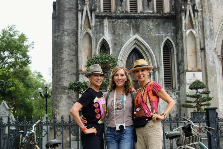 Mujeres posando frente a la catedral de Hanói