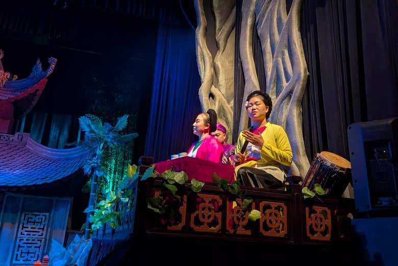 Artistas durante el espectáculo  de marionetas de agua