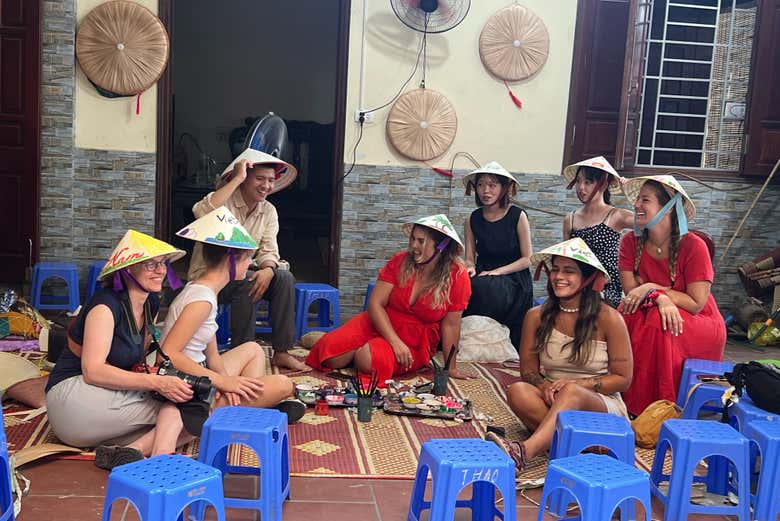 Posando com o chapéu vietnamita