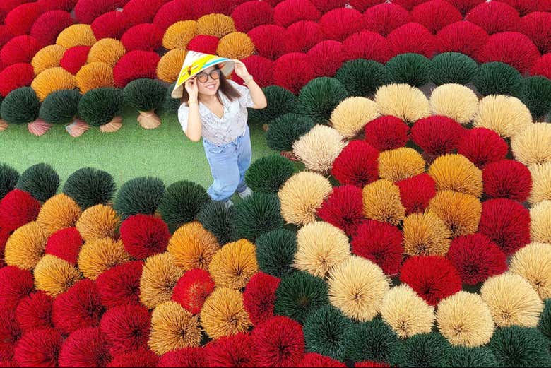 Posando ao lado dos incensos